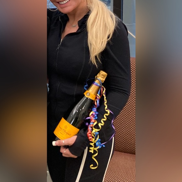 VUEVE CLICQUOT CHAMPAGNE TRAVEL CASE. Leather strap for secure closure/carry - Picture 2 of 10